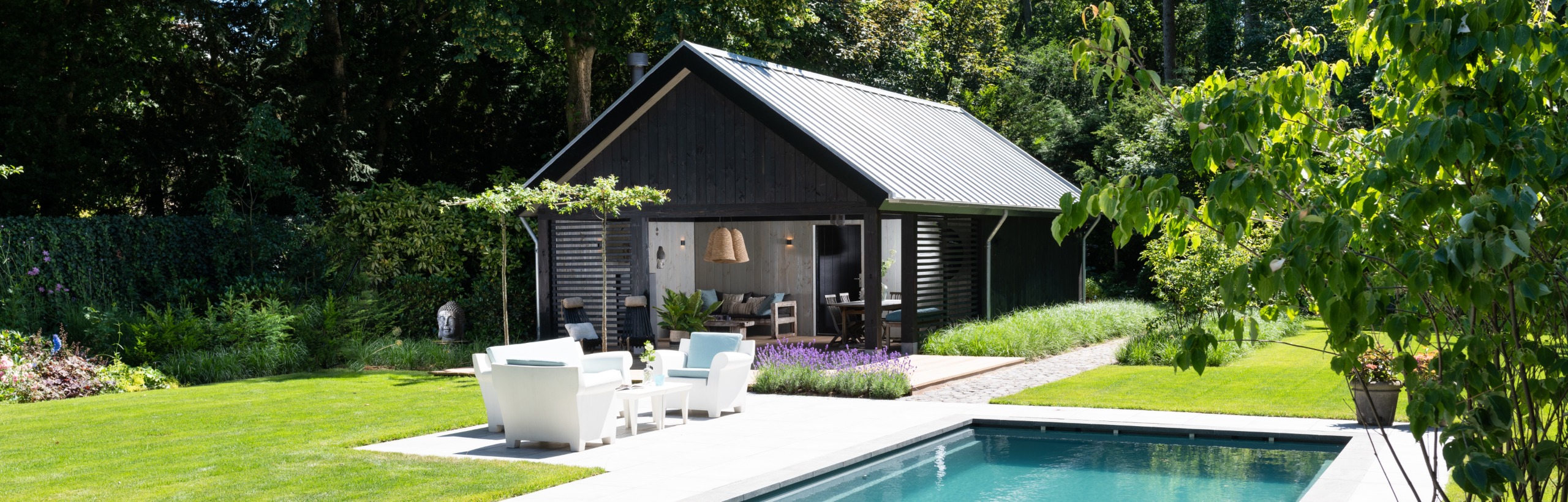Poolhouse met schuin dak en een berging