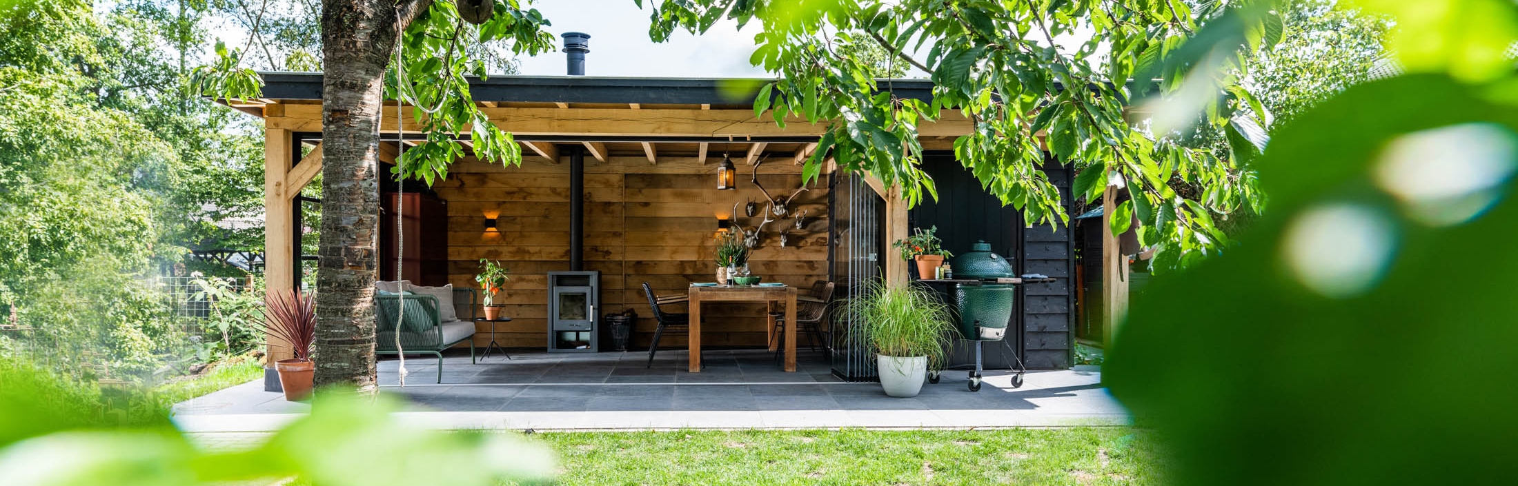 Karakteristiek buitenverblijf in eikenhout en big green egg