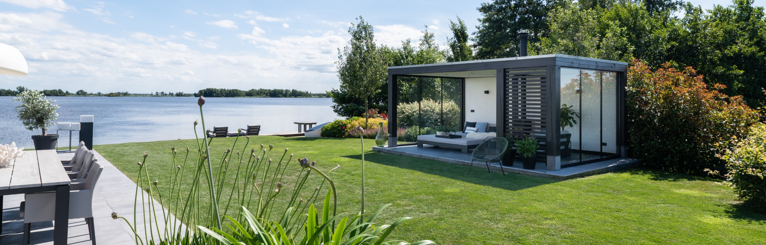 luxe buitenverblijf aan het water in groene tuin