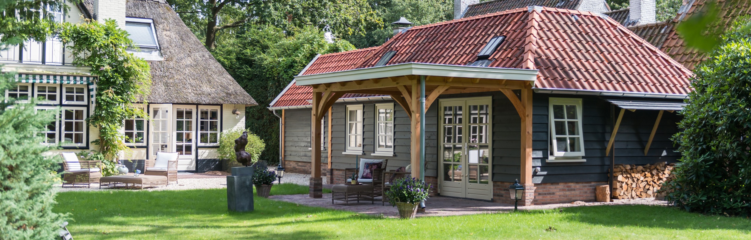 Tuinkantoor met atalier van hout met een rood pannendak