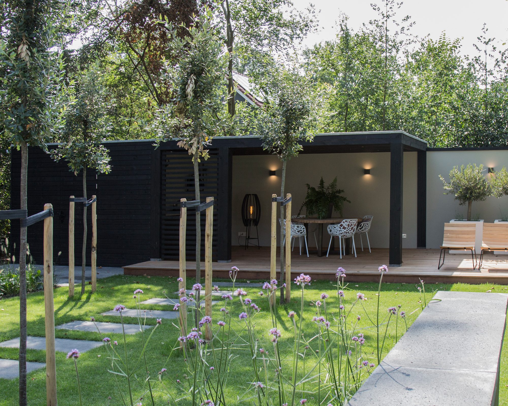 Tuinkamer zwart hout met vlonder en buitenkeuken