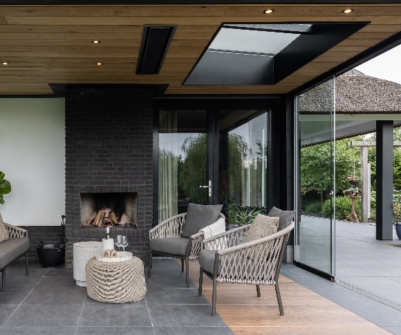 Overkapping veranda met lichtstraat in het dak van glas