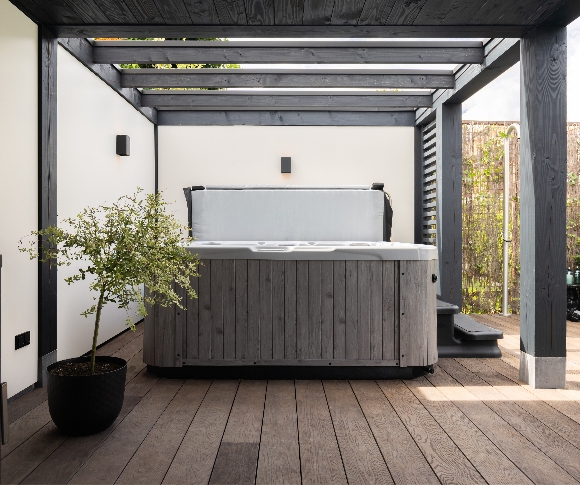 Wellness in tuin in houten overkapping met spa sauna en zwembad en lamellen overkapping