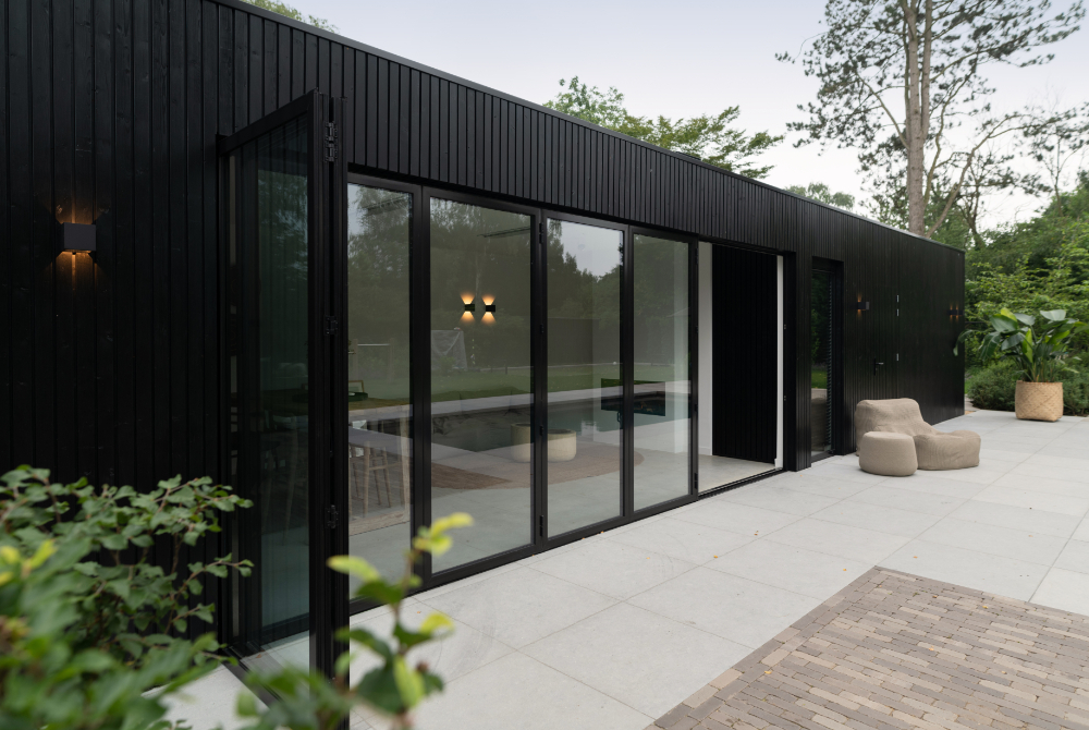 Luxe veranda met glazen wanden en een zwart rhombus hout profiel