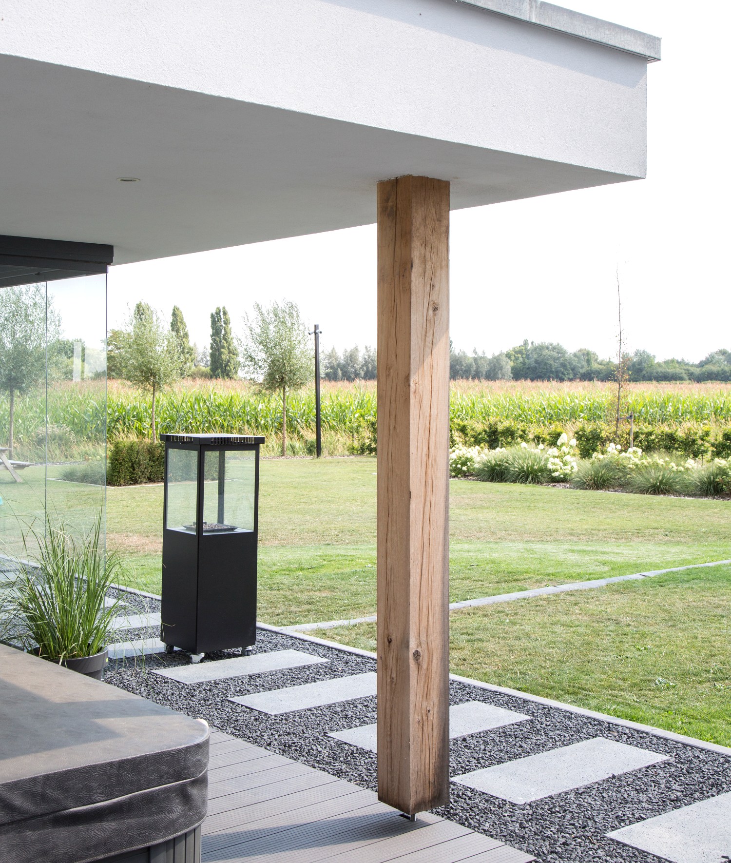 Moderne tuinkamer strak wit met houten paal in een moderne tuin